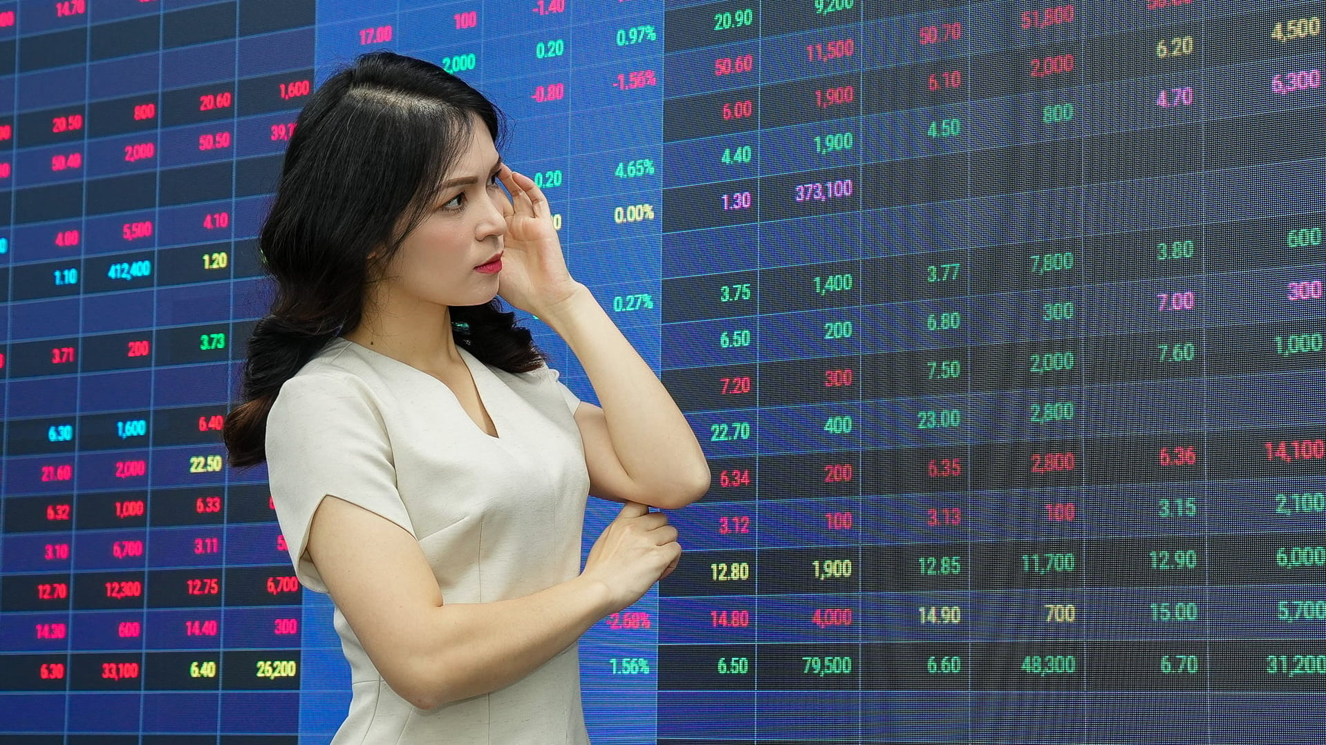 Áp lực xả bán lan rộng, VN-Index ‘bốc hơi’ 17 điểm - Ảnh 1
