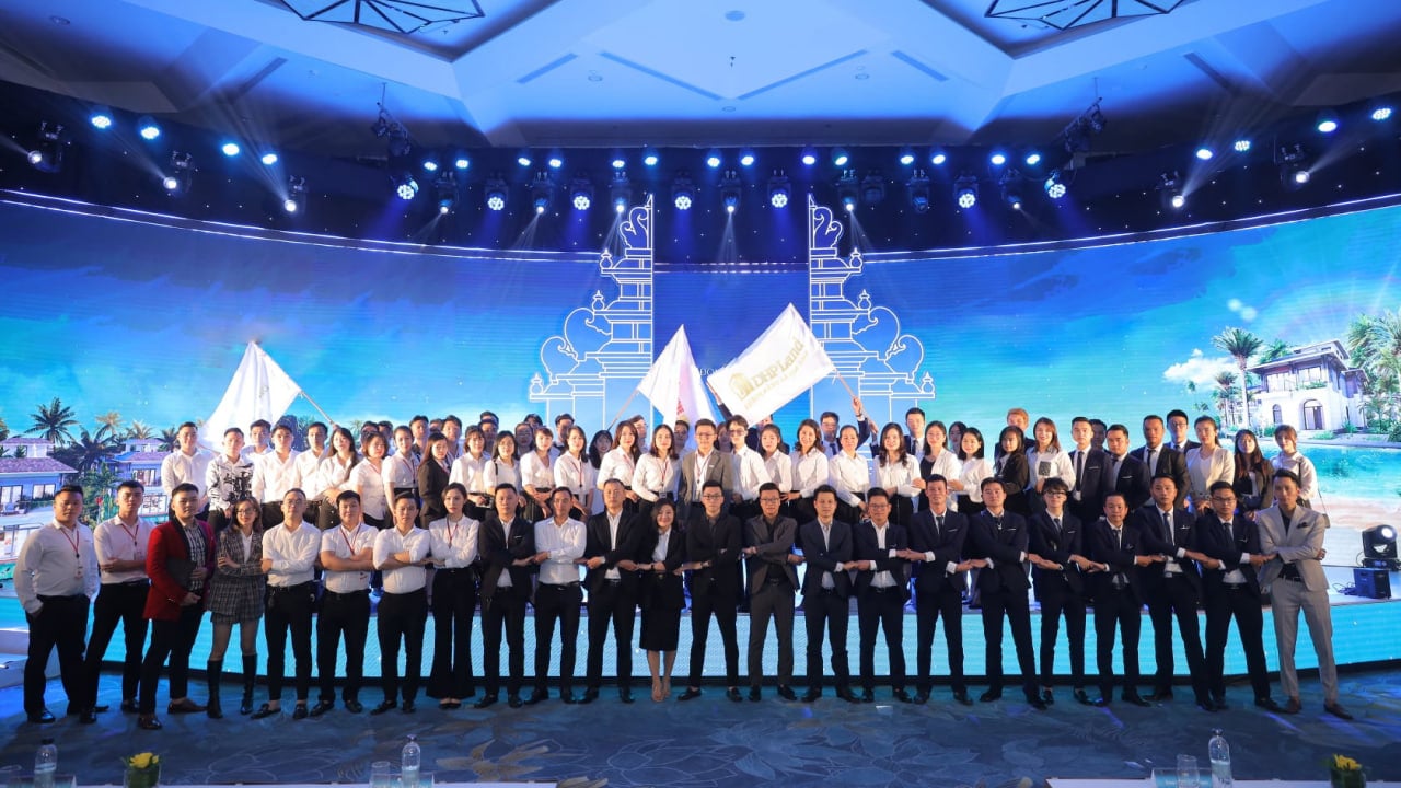 Ban l&atilde;nh đạo DHP Land v&agrave; nh&acirc;n sự của c&ocirc;ng ty tại một sự kiện.