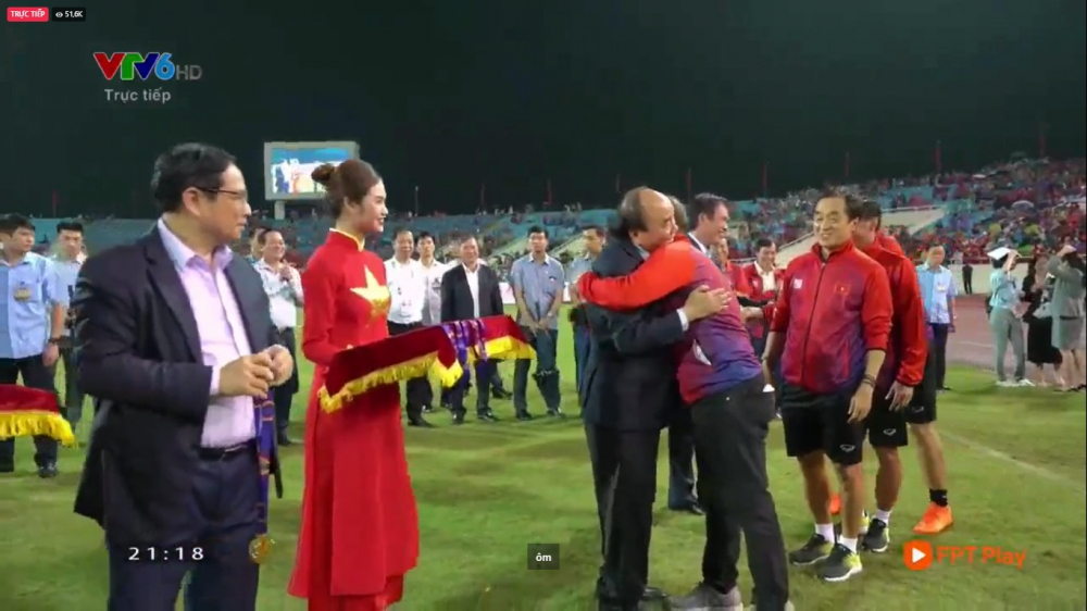 C&aacute;i &ocirc;m chiến thắng của Chủ tịch nước&nbsp; Nguyễn Xu&acirc;n Ph&uacute;c v&agrave; HLV Park Hang Seo