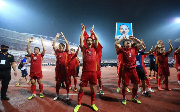 H&igrave;nh ảnh B&aacute;c Hồ được giương cao trong khoảnh khắc ăn mừng của đội tuyển Việt Nam sau chiến thắng tại hạng mục b&oacute;ng đ&aacute; nam tại SEA Games 31&nbsp;