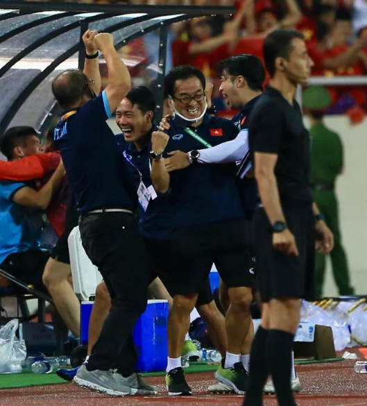 &nbsp;Ban huấn luyện của đội tuyển U23 Việt Nam vỡ &ograve;a sau tiếng c&ograve;i kết th&uacute;c trận đấu của trọng t&agrave;i tại s&acirc;n Mỹ Đ&igrave;nh.