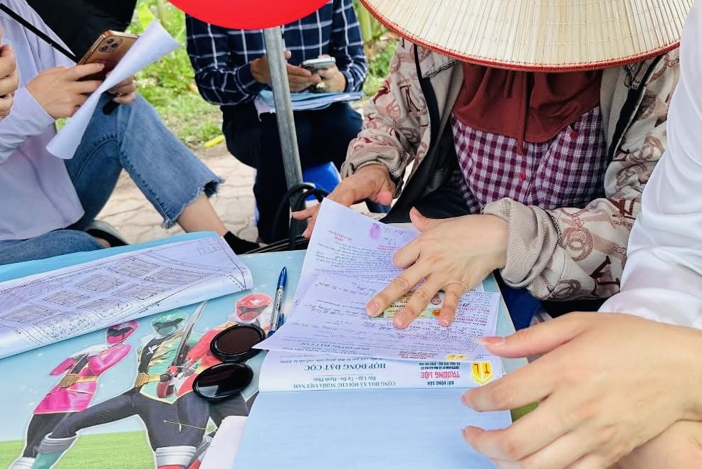 K&yacute; kết hợp đồng đặt cọc diễn ra bất cứ nơi n&agrave;o