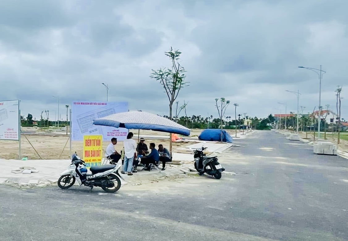 Hoạt động tư vấn, mua b&aacute;n, đặt cọc BĐS diễn ra b&ecirc;n lề đường