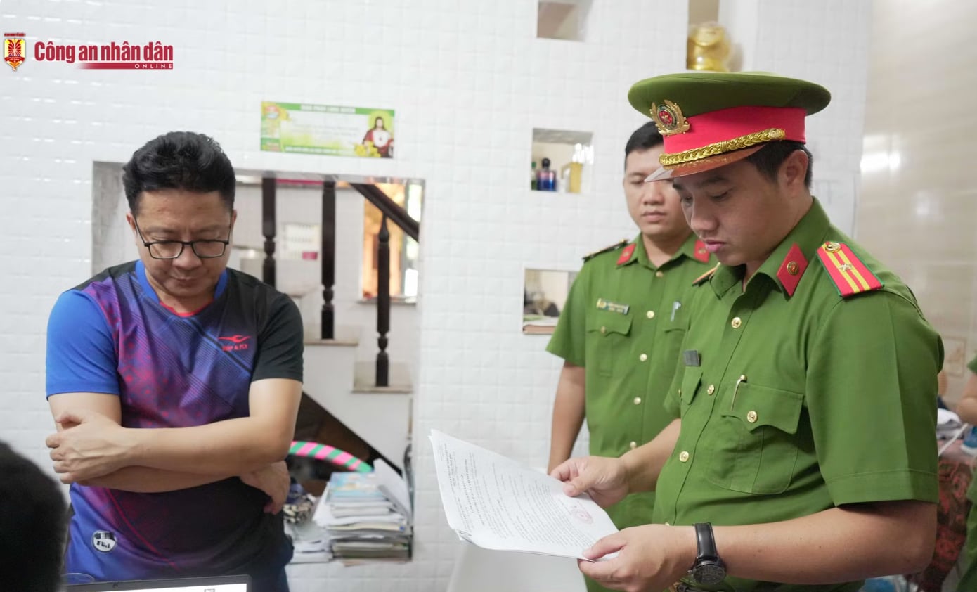 Cơ quan CSĐT tống đạt c&aacute;c quyết định tố tụng đối với Trường. Ảnh: B&aacute;o CAND.