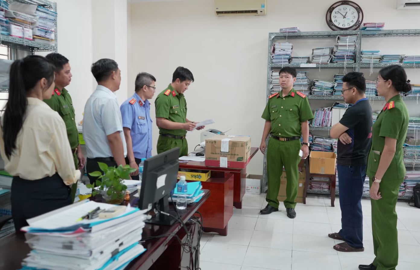 Cơ quan CSĐT kh&aacute;m x&eacute;t nơi l&agrave;m việc của Trường. Ảnh: B&aacute;o CAND.