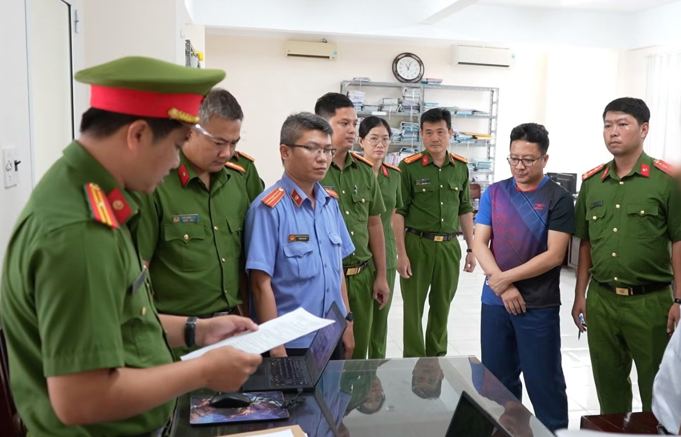 Cơ quan CSĐT kh&aacute;m x&eacute;t nơi l&agrave;m việc của Trường. Ảnh: B&aacute;o CAND.