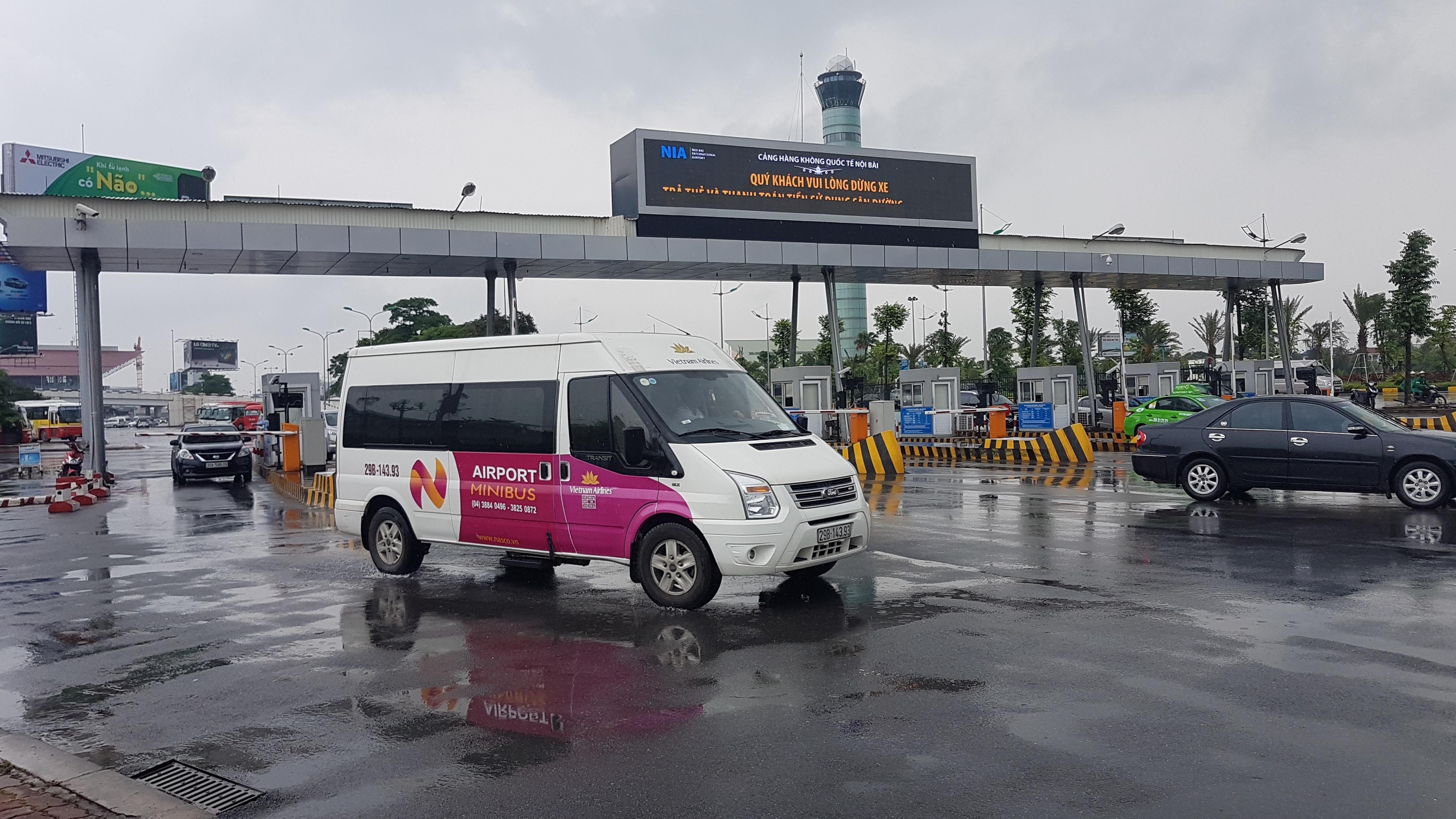 D&ugrave; Bộ GTVT đ&atilde; ra tối hậu thư về việc dừng thu ph&iacute; xe ra v&agrave;o tại c&aacute;c cảng h&agrave;ng kh&ocirc;ng dưới 10 ph&uacute;t nhưng ACV vẫn kh&ocirc;ng chấp h&agrave;nh m&agrave; quyết tận thu &nbsp;