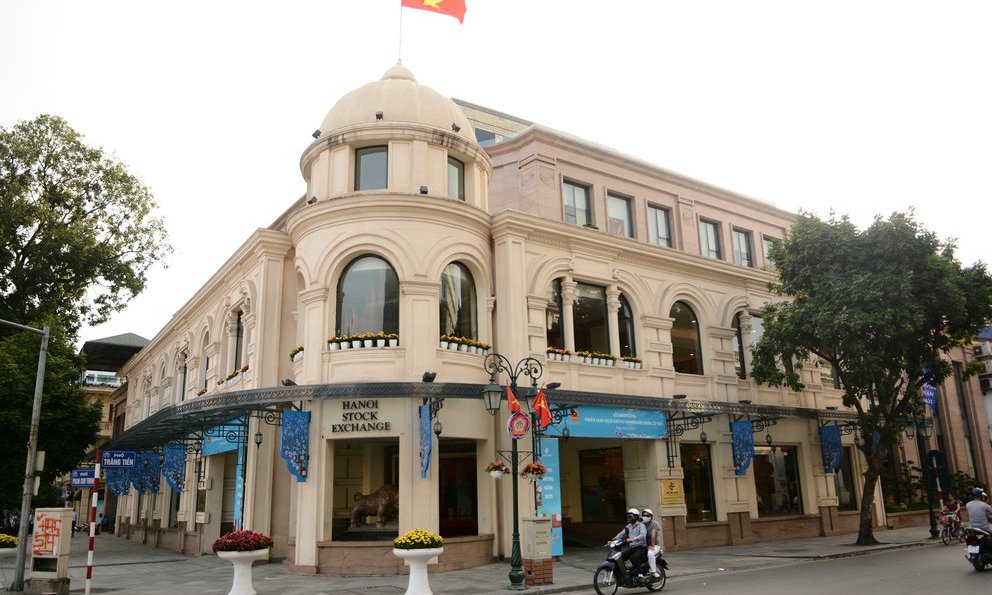 HNX đưa loạt cổ phiếu v&#224;o hạn chế giao dịch - Ảnh 1