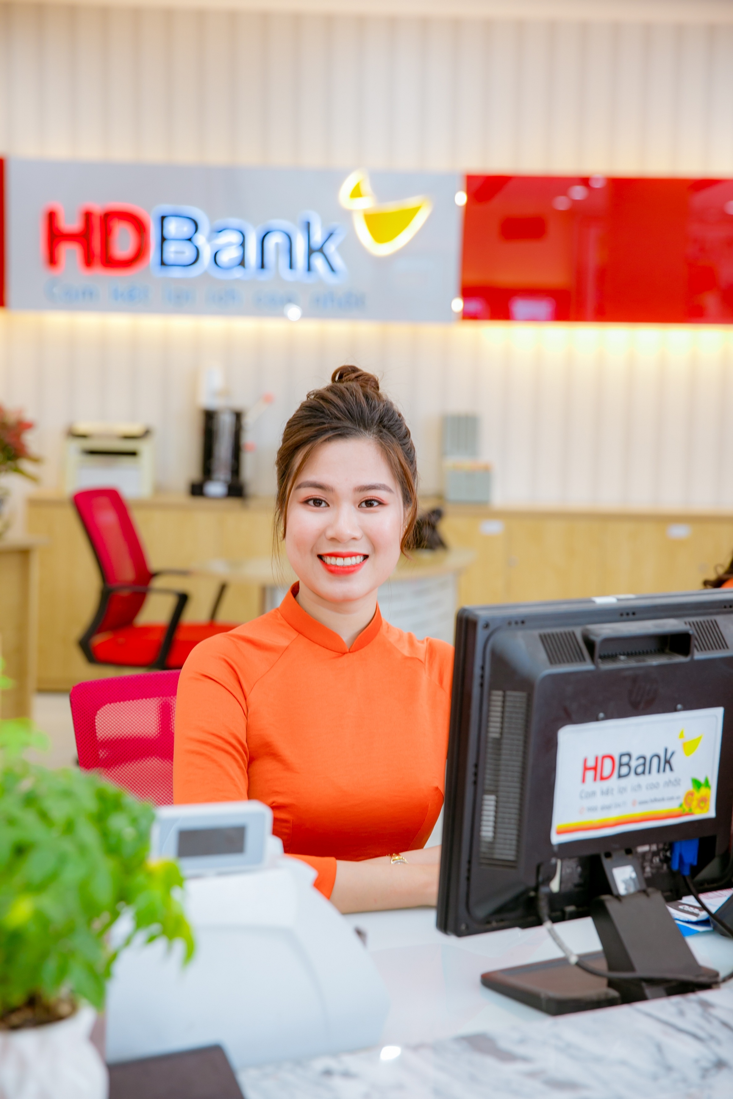 HDBank hiện c&oacute; tr&ecirc;n 16.500 CBNV l&agrave;m việc tại 347 chi nh&aacute;nh ph&ograve;ng giao dịch tr&ecirc;n cả nước.