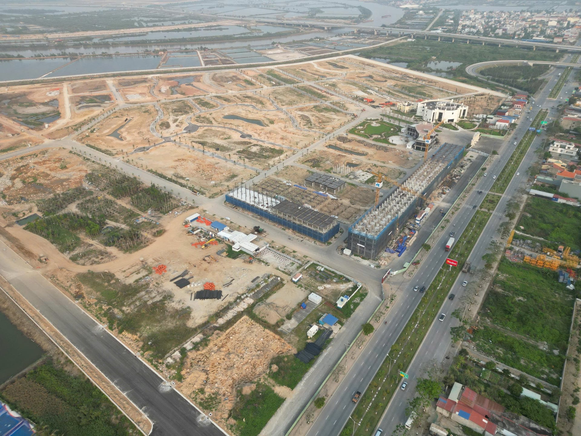To&agrave;n cảnh c&ocirc;ng trường thi c&ocirc;ng x&acirc;y dựng của dự &aacute;n Hưng Ng&acirc;n Riverside