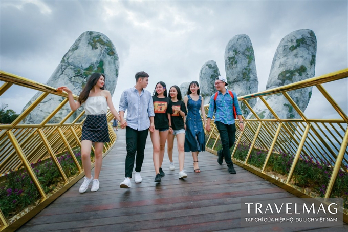 Du kh&aacute;ch tr&ecirc;n B&agrave; N&agrave; Hill.