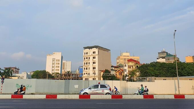 Khu đất dự &aacute;n Lilaha nh&igrave;n từ đường Nguyễn Văn Huy&ecirc;n k&eacute;o d&agrave;i.