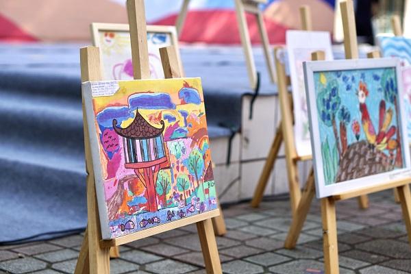 C&aacute;c bức tranh dự thi được trưng b&agrave;y.