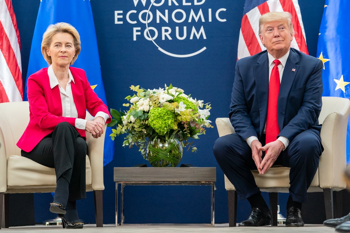 Chủ tịch Ủy ban ch&acirc;u &Acirc;u Ursula von der Leyen v&agrave;&nbsp;Tổng thống Donald Trump&nbsp;tại Diễn đ&agrave;n Kinh tế Thế giới năm 2020 (Ảnh: AP)