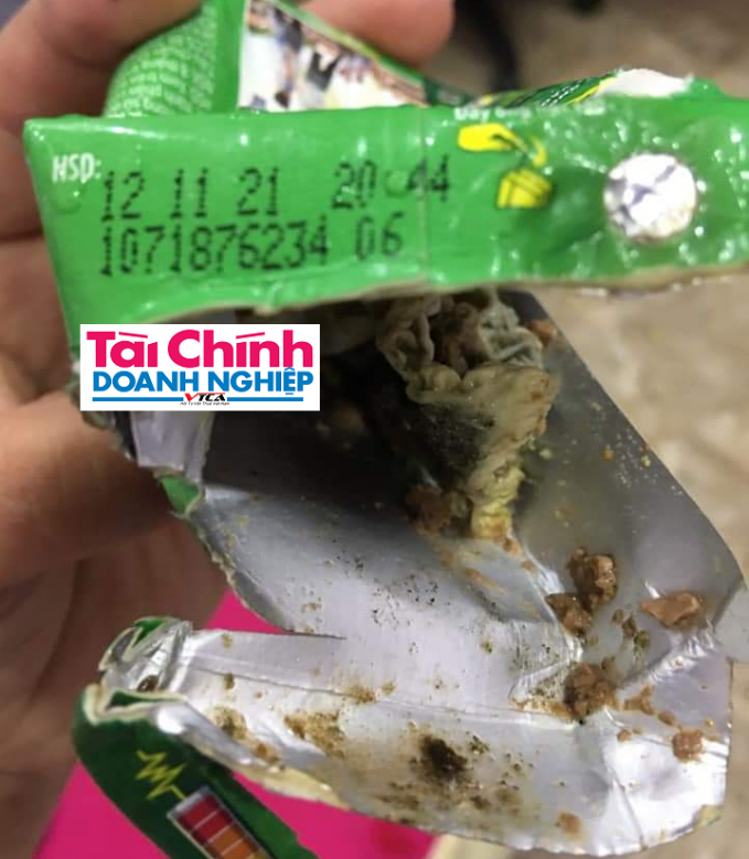 Nh&acirc;n vi&ecirc;n giải th&iacute;ch rằng do lỗ cắm ống h&uacute;t bị hở n&ecirc;n kh&ocirc;ng kh&iacute; lọt v&agrave;o hộp g&acirc;y hiện tượng n&agrave;y?