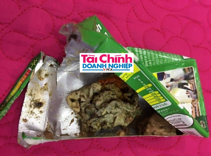 Nh&acirc;n vi&ecirc;n c&ocirc;ng ty cho rằng đ&acirc;y l&agrave; hiện tượng sữa bị kết tủa?