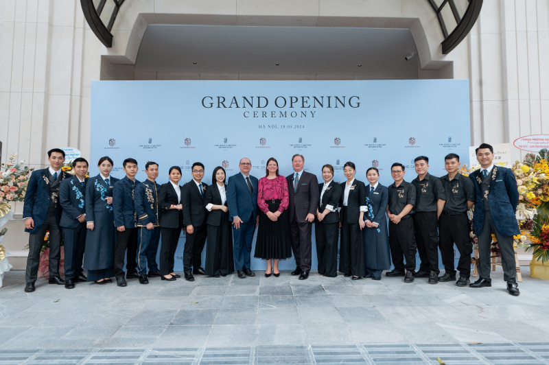 Đội ngũ Qu&yacute; &ocirc;ng Qu&yacute; b&agrave; Ritz-Carlton c&ugrave;ng c&aacute;c l&atilde;nh đạo cấp cao của Marriott International trong lễ khai trương. Ảnh: Masterise Homes