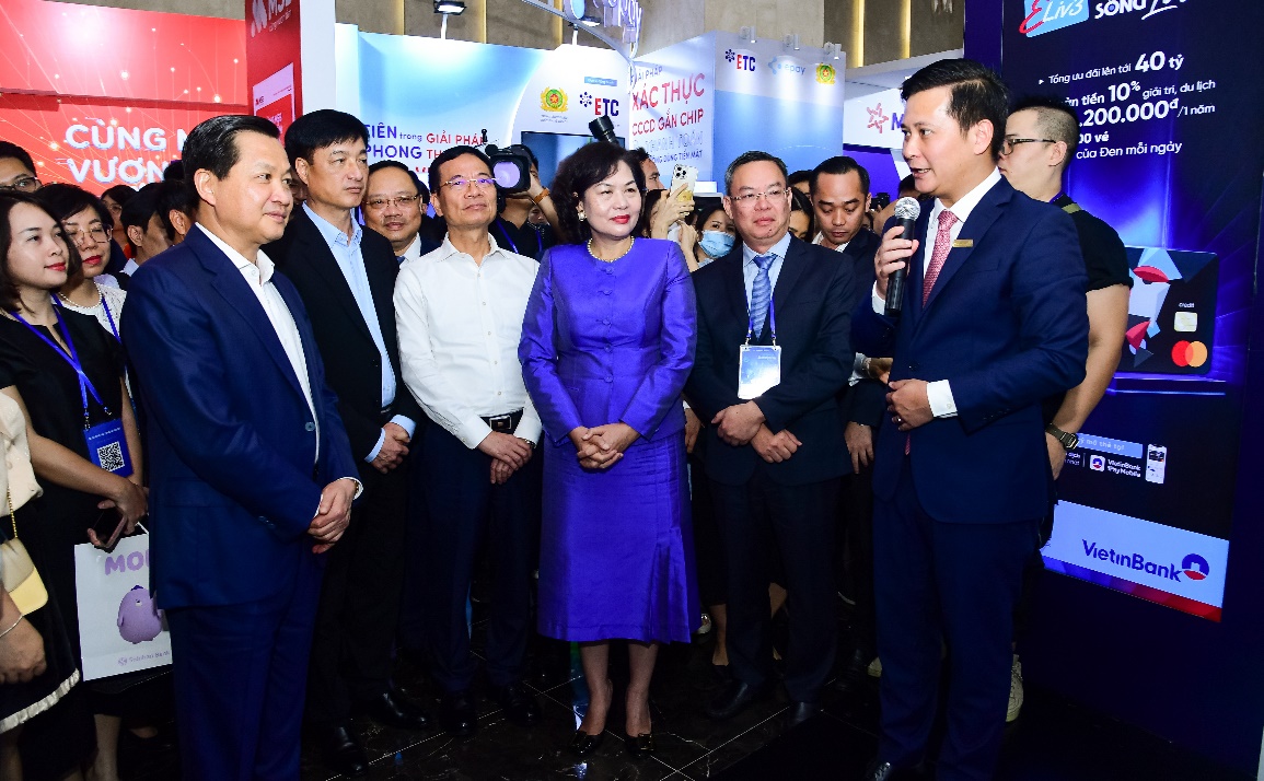 Đại diện VietinBank giới thiệu về c&aacute;c sản phẩm c&ocirc;ng nghệ mới tại sự kiện Ng&agrave;y Chuyển đổi số ng&agrave;nh Ng&acirc;n h&agrave;ng năm 2023