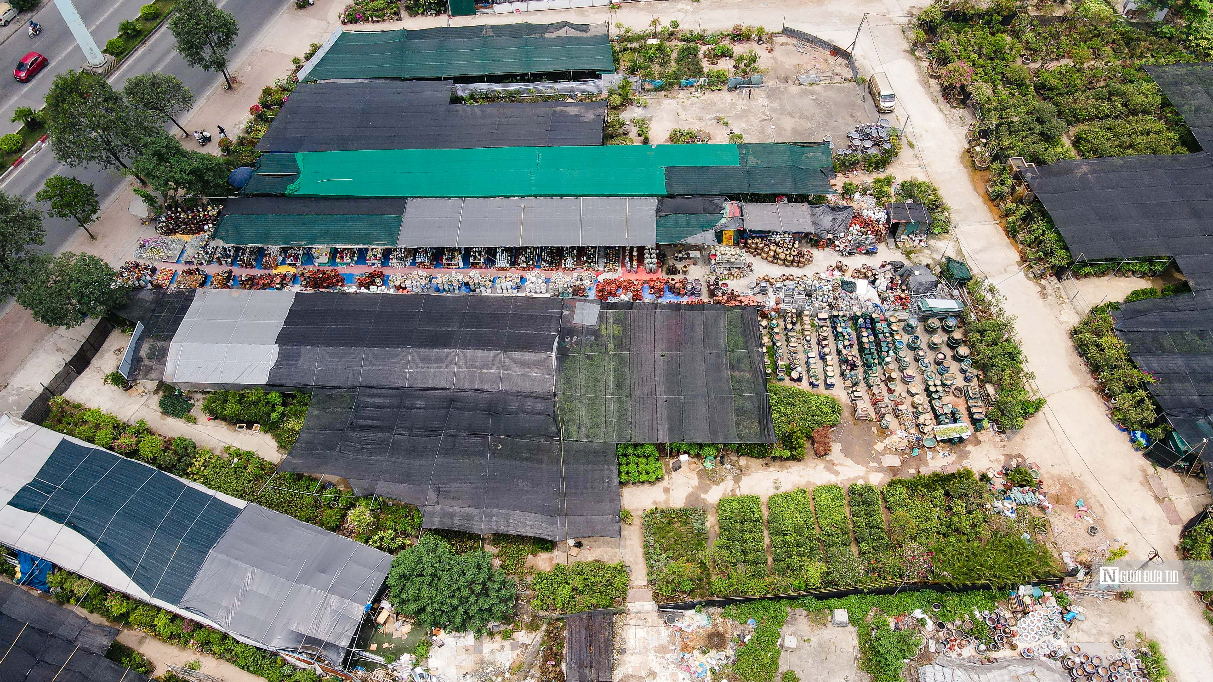 C&aacute;c cửa h&agrave;ng hoa, c&acirc;y cảnh, gốm sứ mọc l&ecirc;n trong dự &aacute;n.