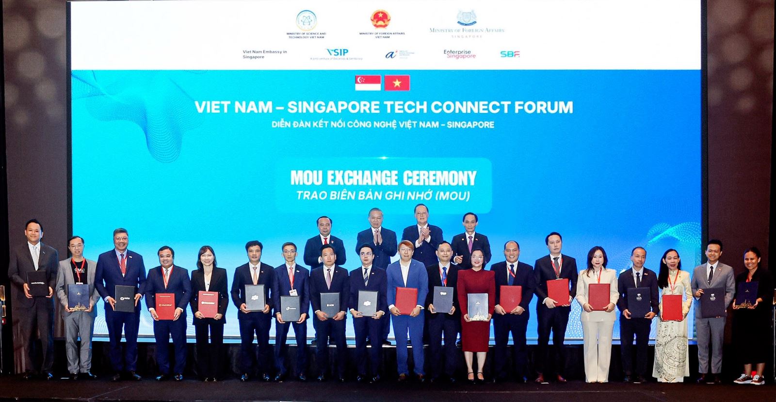 Vinpearl v&agrave; c&aacute;c nền tảng du lịch trực tuyến lớn tại Singapore k&yacute; kết thỏa thuận hợp t&aacute;c, mở rộng hiện diện quốc tế cho Vinpearl &ndash; VinWonders v&agrave; n&acirc;ng cao sức h&uacute;t của du lịch Việt Nam tr&ecirc;n thị trường to&agrave;n cầu.