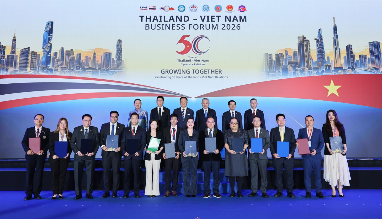 Đại diện Vinpearl v&agrave; c&aacute;c đối t&aacute;c du lịch h&agrave;ng đầu Th&aacute;i Lan k&yacute; kết bi&ecirc;n bản ghi nhớ hợp t&aacute;c chiến lược, dưới sự chứng kiến của Tổng B&iacute; thư, Chủ tịch nước T&ocirc; L&acirc;m v&agrave; Thủ tướng Th&aacute;i Lan Anutin Charnvirakul.