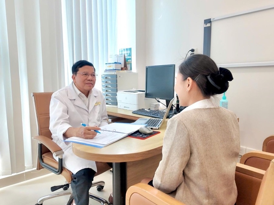 Thầy thuốc Ưu t&uacute;, BS.CKII Nguyễn Đ&igrave;nh Vũ thăm kh&aacute;m cho người bệnh (Ảnh: BVCC).