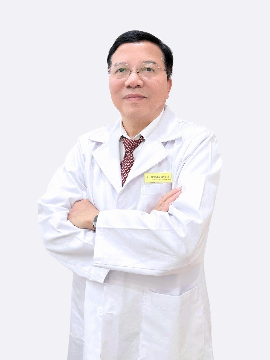 Thầy thuốc Ưu t&uacute;, BS.CKII Nguyễn Đ&igrave;nh Vũ - B&aacute;c sĩ hơn 30 năm bảo vệ sự sống cho h&agrave;ng ngh&igrave;n thận gh&eacute;p &nbsp;(Ảnh: BVCC).