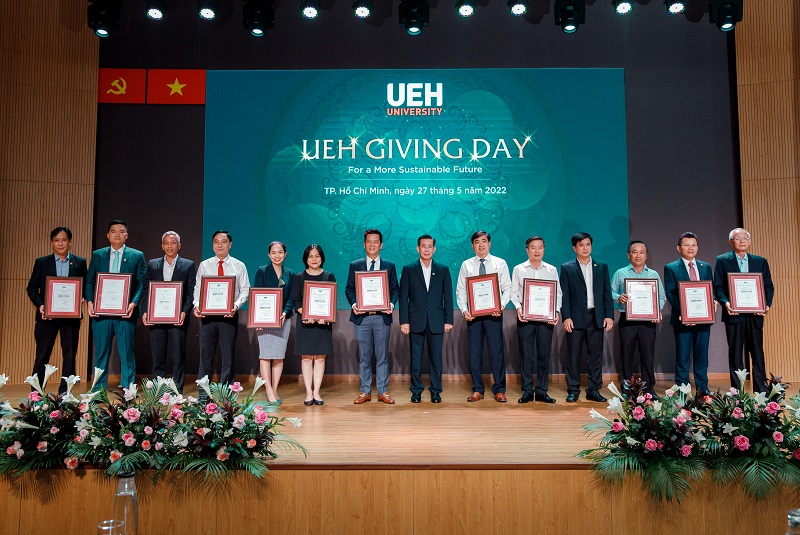 &ldquo;UEH Giving Day&rdquo; l&agrave; sự kiện &yacute; nghĩa được tổ chức thường ni&ecirc;n nhằm kết nối c&aacute;c c&aacute; nh&acirc;n, tổ chức, nằm trong chuỗi h&agrave;nh tr&igrave;nh lan tỏa mang t&ecirc;n &ldquo;For a More Sustainable Future&nbsp;- H&agrave;nh động v&igrave; một tương lai ph&aacute;t triển bền vững&rdquo;. Ảnh:&nbsp;Đại diện c&aacute;c Hiệp hội tổ chức doanh nhiệp tham gia đ&oacute;ng g&oacute;p chương tr&igrave;nh Giving UEH 2022 tổng gi&aacute; trị hơn gần 15 tỷ đồng. &nbsp;