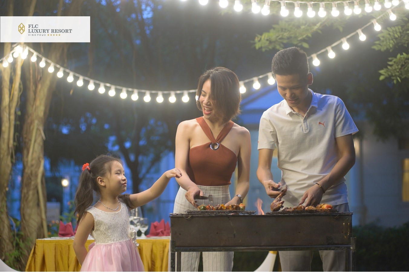 Thưởng thức tiệc BBQ ngay trong s&acirc;n vườn trước villa (Ảnh: FLC Vĩnh Ph&uacute;c) &nbsp;