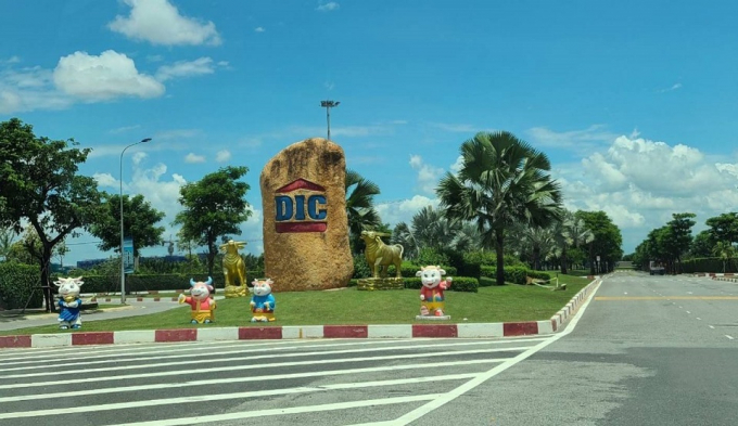 Nh&igrave;n nhận về việc thực hiện li&ecirc;n doanh của DIC tại C&ocirc;ng ty CP Vina Đại Phước, luật sư Phạm Hữu Gi&aacute;o, Đo&agrave;n Luật sư TP.HCM trả lời B&aacute;o Nh&acirc;n D&acirc;n rằng: &ldquo;Tại thời điểm g&oacute;p vốn li&ecirc;n doanh th&igrave; DIC vẫn c&ograve;n 100% vốn nh&agrave; nước, thấy r&otilde; DIC đ&atilde; vi phạm nghi&ecirc;m trọng khoản 2 Điều 109 Luật Đất đai năm 2003. Cụ thể, Luật c&oacute; ghi: Tổ chức được Nh&agrave; nước giao đất kh&ocirc;ng thu tiền sử dụng đất kh&ocirc;ng c&oacute; quyền chuyển đổi, chuyển nhượng, tặng cho, cho thu&ecirc; quyền sử dụng đất; thế chấp, bảo l&atilde;nh, g&oacute;p vốn bằng quyền sử dụng đất&rdquo;.