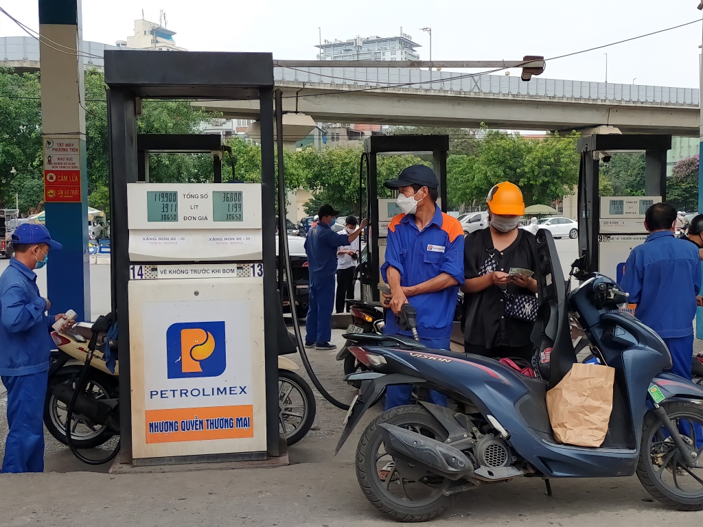 Gi&aacute; xăng dầu thế giới tăng, trong nước tiếp tục điều chỉnh tăng v&agrave;o ng&agrave;y mai (Ảnh: Việt Ho&agrave;ng)