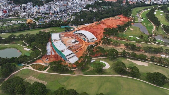 T&ograve;a nh&agrave; b&ecirc;n trong s&acirc;n golf Đồi C&ugrave;.