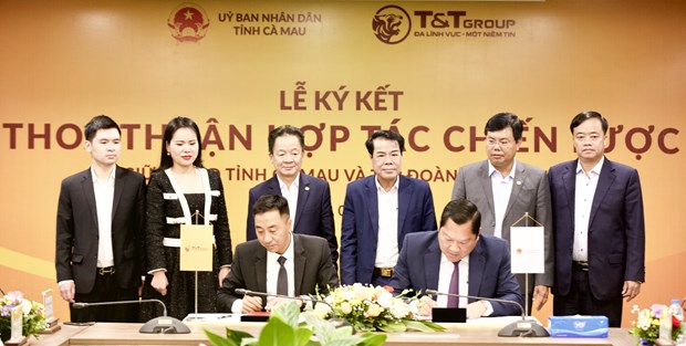 &Ocirc;ng Nguyễn Anh Tuấn, Ph&oacute; Tổng Gi&aacute;m đốc Tập đo&agrave;n T&amp;T Group (b&ecirc;n tr&aacute;i) v&agrave; &ocirc;ng L&acirc;m Văn Bi, Ph&oacute; Chủ tịch Ủy ban Nh&acirc;n d&acirc;n tỉnh C&agrave; Mau (b&ecirc;n phải) k&yacute; kết thỏa thuận hợp t&aacute;c chiến lược.&nbsp;