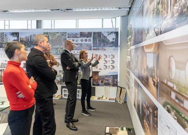 &Ocirc;ng Youssef Akila, Gi&aacute;m đốc Khối Thiết kế Masterise Homes c&ugrave;ng c&aacute;c kiến tr&uacute;c sư của Foster+Partners thảo luận tại trụ sở Foster+Partners tại London. Ảnh: Masterise Homes &nbsp;