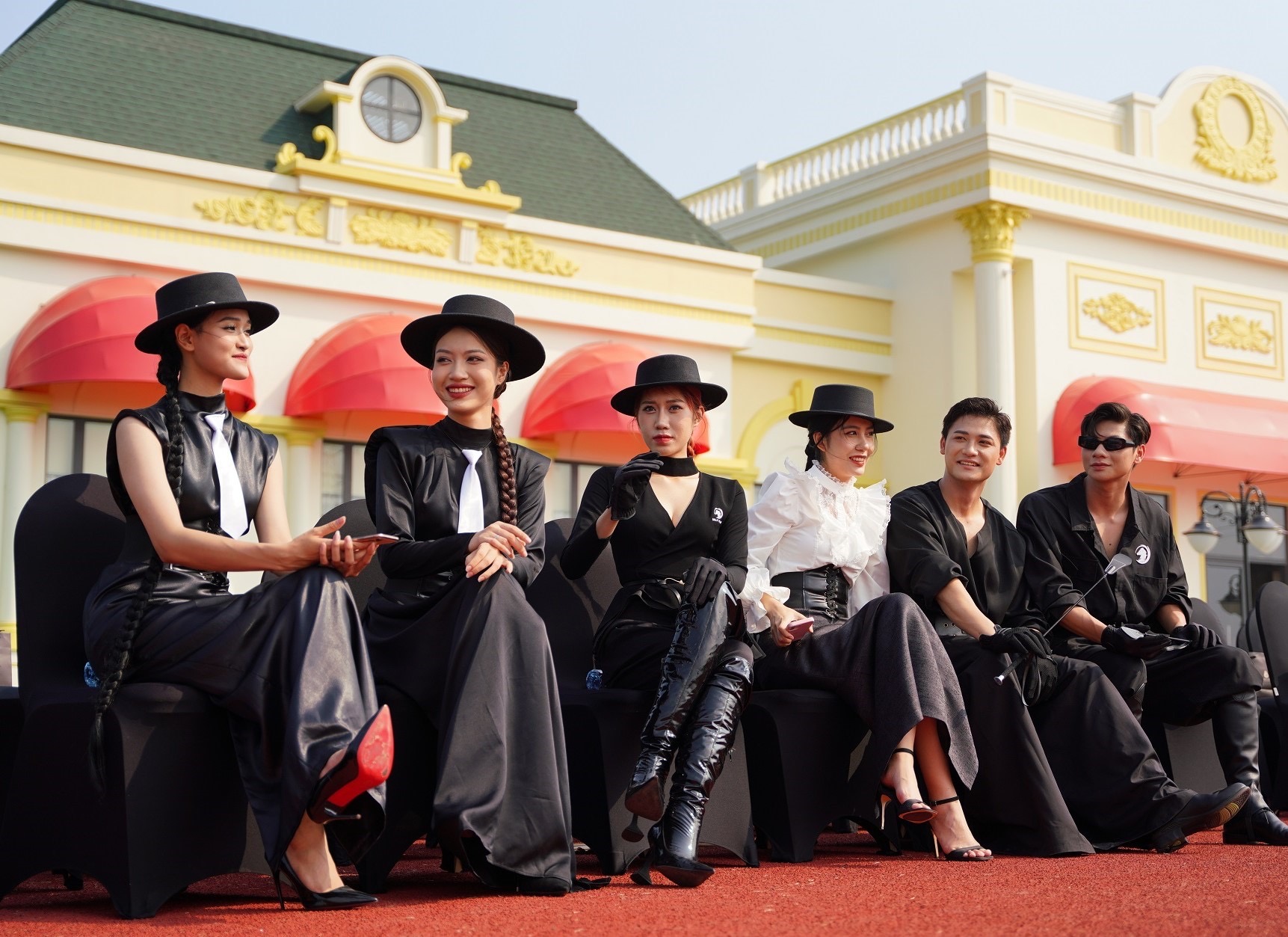 Kh&aacute;ch tham dự h&agrave;o hứng với Lễ khai trương kỹ thuật Vinpearl Horse Academy Vũ Y&ecirc;n, chi&ecirc;m ngưỡng m&agrave;n diễu h&agrave;nh v&agrave; biểu diễn của c&aacute;c chiến m&atilde; tại s&acirc;n đa năng của Học viện. &nbsp;