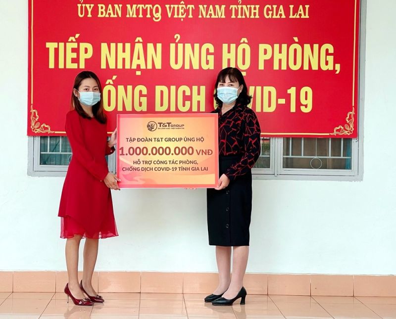 Đại diện Tập đo&agrave;n T&amp;T Group trao hỗ trợ cho đại diện Uỷ ban MTTQ Việt Nam tỉnh Gia Lai. &nbsp;