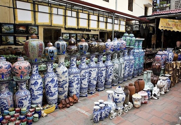 Sản phẩm gốm sứ B&aacute;t Tr&agrave;ng tại Trung t&acirc;m thương mại chợ B&aacute;t Tr&agrave;ng.