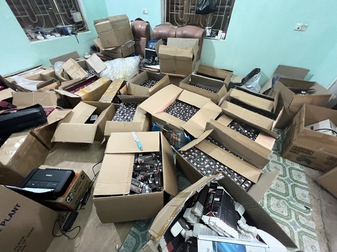 Một g&oacute;c trong căn nh&agrave; với la liệt th&ugrave;ng h&agrave;ng th&agrave;nh phẩm. (Ảnh: Cục QLTT TP H&agrave; Nội)