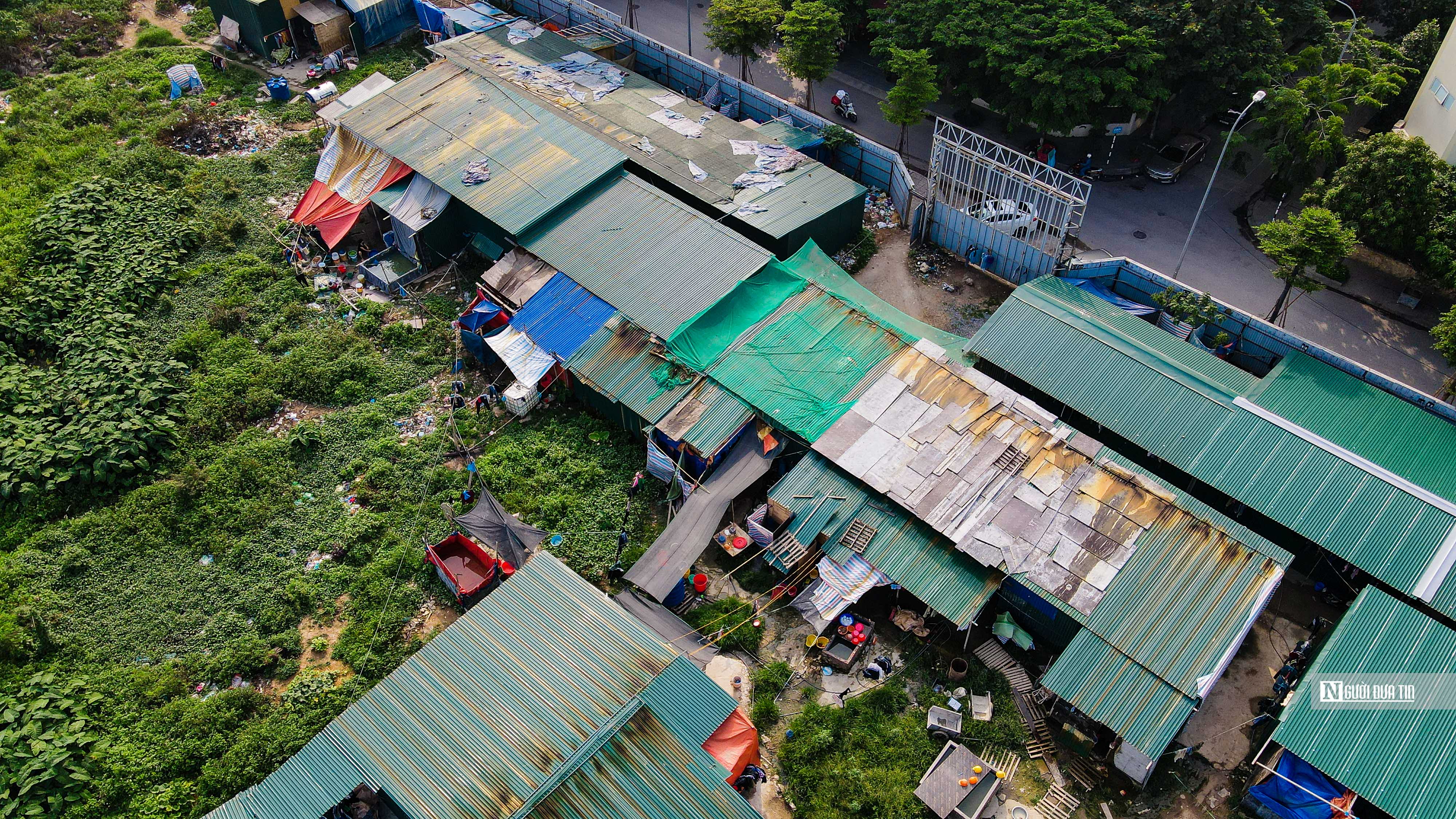 Một phần diện t&iacute;ch đang được d&ugrave;ng l&agrave;m nh&agrave; tạm phục vụ ăn ở cho c&ocirc;ng nh&acirc;n.