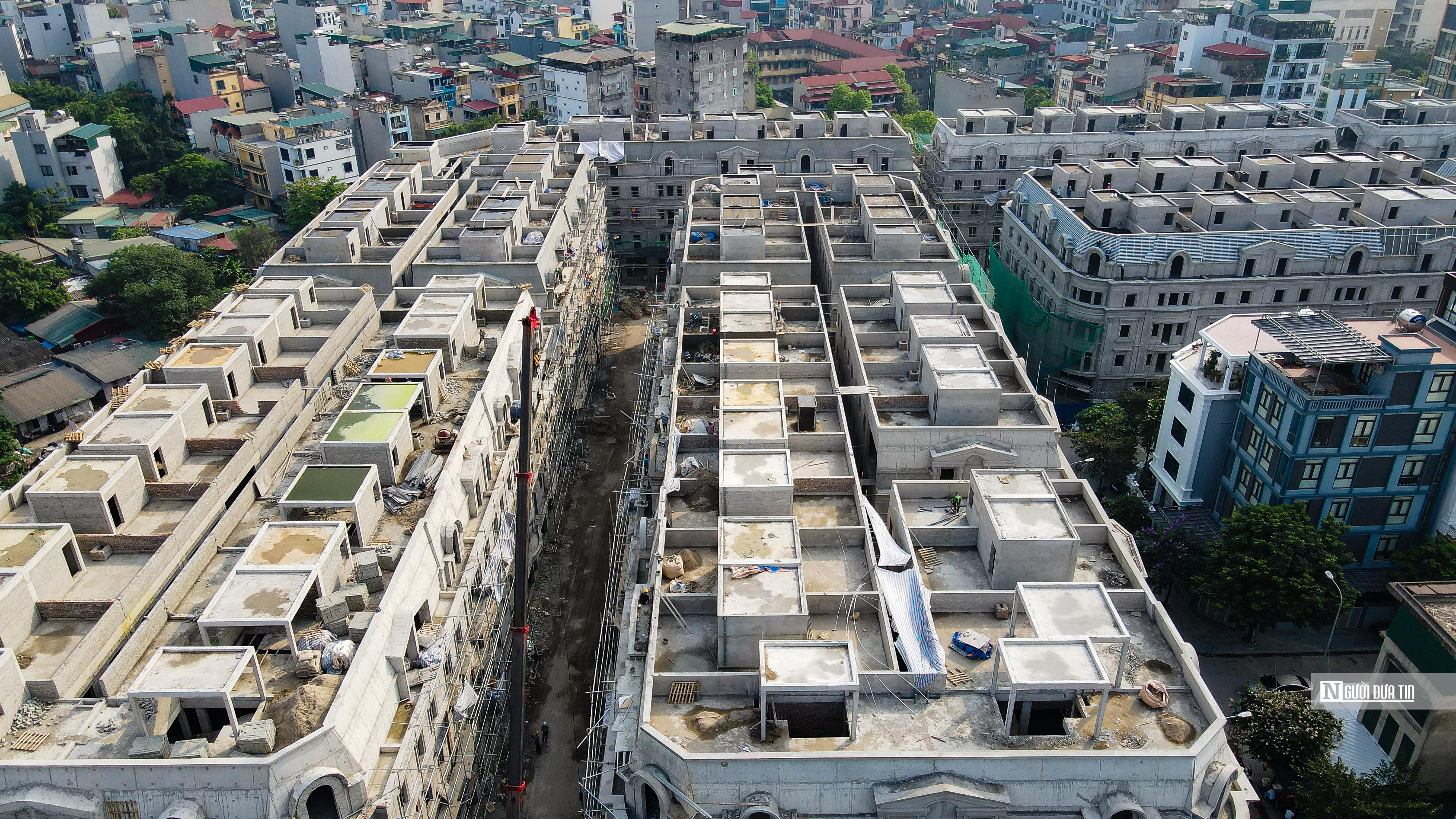 Khu nh&agrave; vườn thấp tầng đang trong giai đoạn ho&agrave;n thiện phần th&ocirc;.