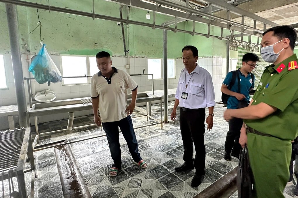 Cơ quan chức năng kiểm tra l&ograve; mổ heo gia c&ocirc;ng cho C&ocirc;ng ty C.P c&oacute; địa chỉ tại x&atilde; Long Thạnh, huyện Phụng Hiệp, tỉnh Hậu Giang