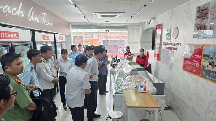 Lực lượng li&ecirc;n ng&agrave;nh của tỉnh S&oacute;c Trăng kiểm tra cửa h&agrave;ng của C.P. Việt Nam tại huyện Mỹ Xuy&ecirc;n