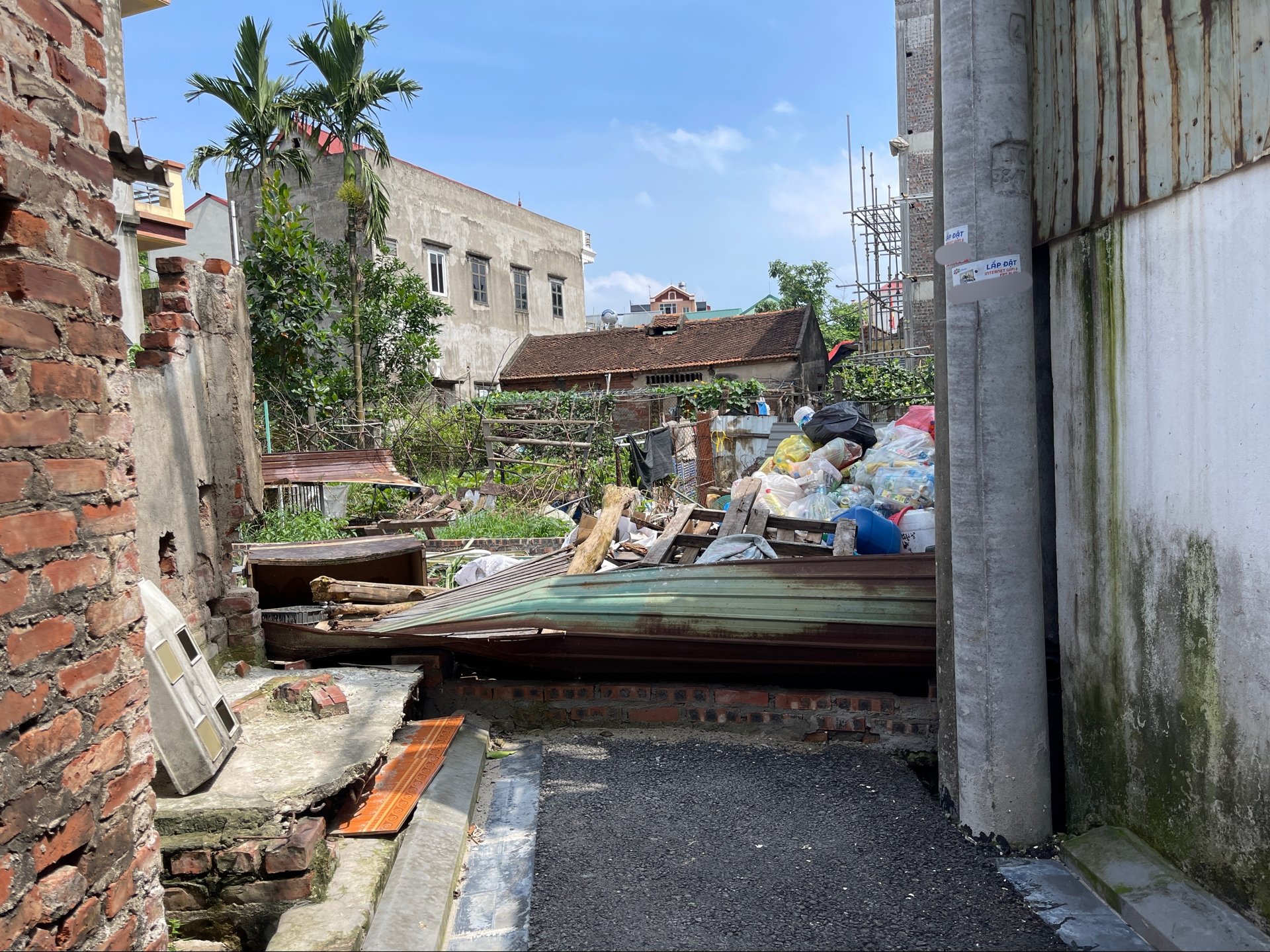 Lối ra v&agrave;o duy nhất của l&ocirc; đất bằng khoảng c&aacute;ch con ng&otilde;