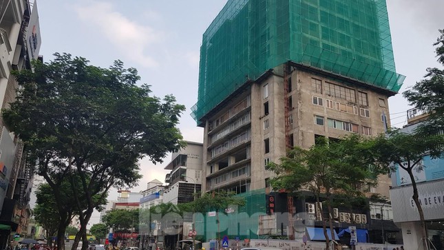 C&ocirc;ng tr&igrave;nh Khu dịch vụ, văn ph&ograve;ng v&agrave; nh&agrave; ở kinh doanh số 131 Th&aacute;i H&agrave; (quận Đống Đa) do C&ocirc;ng ty TNHH Kinh doanh tổng hợp Huy H&ugrave;ng l&agrave;m chủ đầu tư được x&acirc;y dựng hơn chục năm nay nhưng đến nay vẫn kh&ocirc;ng được ho&agrave;n thiện để đưa v&agrave;o sử dụng.