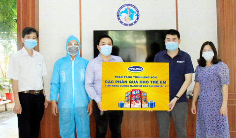 Vinamilk d&agrave;nh tặng 3000 phần qu&agrave; 1/6 đến với c&aacute;c em nhỏ tại 7 tỉnh đang c&aacute;ch ly tập trung v&igrave; dịch bệnh &nbsp;