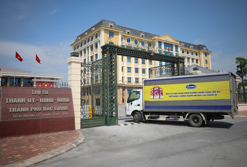 Những chuyến xe mang theo sữa v&agrave; qu&agrave; với th&ocirc;ng điệp &ldquo;Tiếp năng lượng mạnh mẽ, đẩy l&ugrave;i Covid-19&rdquo; đ&atilde; kịp đến với trẻ em trong ng&agrave;y 1/6