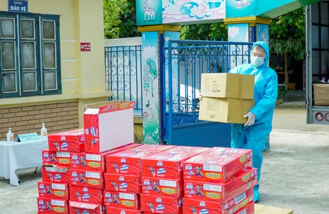 Trong dịp n&agrave;y, đ&atilde; c&oacute; 24.000 hộp sữa tr&aacute;i c&acirc;y Hero của Vinamilk được gửi đến c&aacute;c em nhỏ &nbsp;