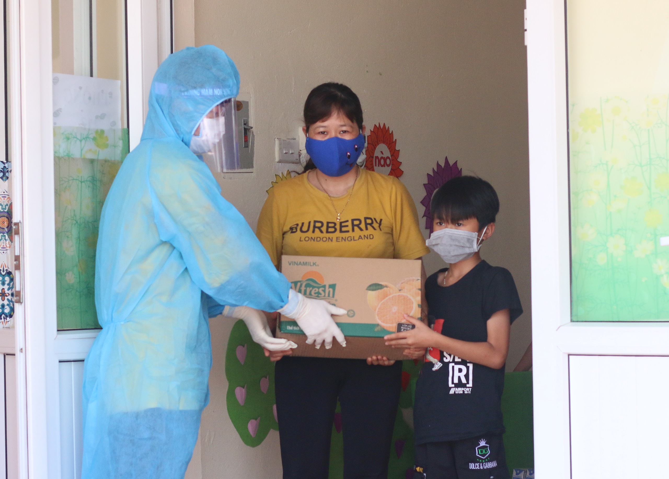 C&aacute;c em nhỏ tại Trường Mầm non Vũ Th&aacute;i (huyện Thuận Th&agrave;nh, tỉnh Bắc Ninh) nhận qu&agrave; từ Vinamilk trong đợt hỗ trợ v&agrave;o giữa th&aacute;ng 5/2021