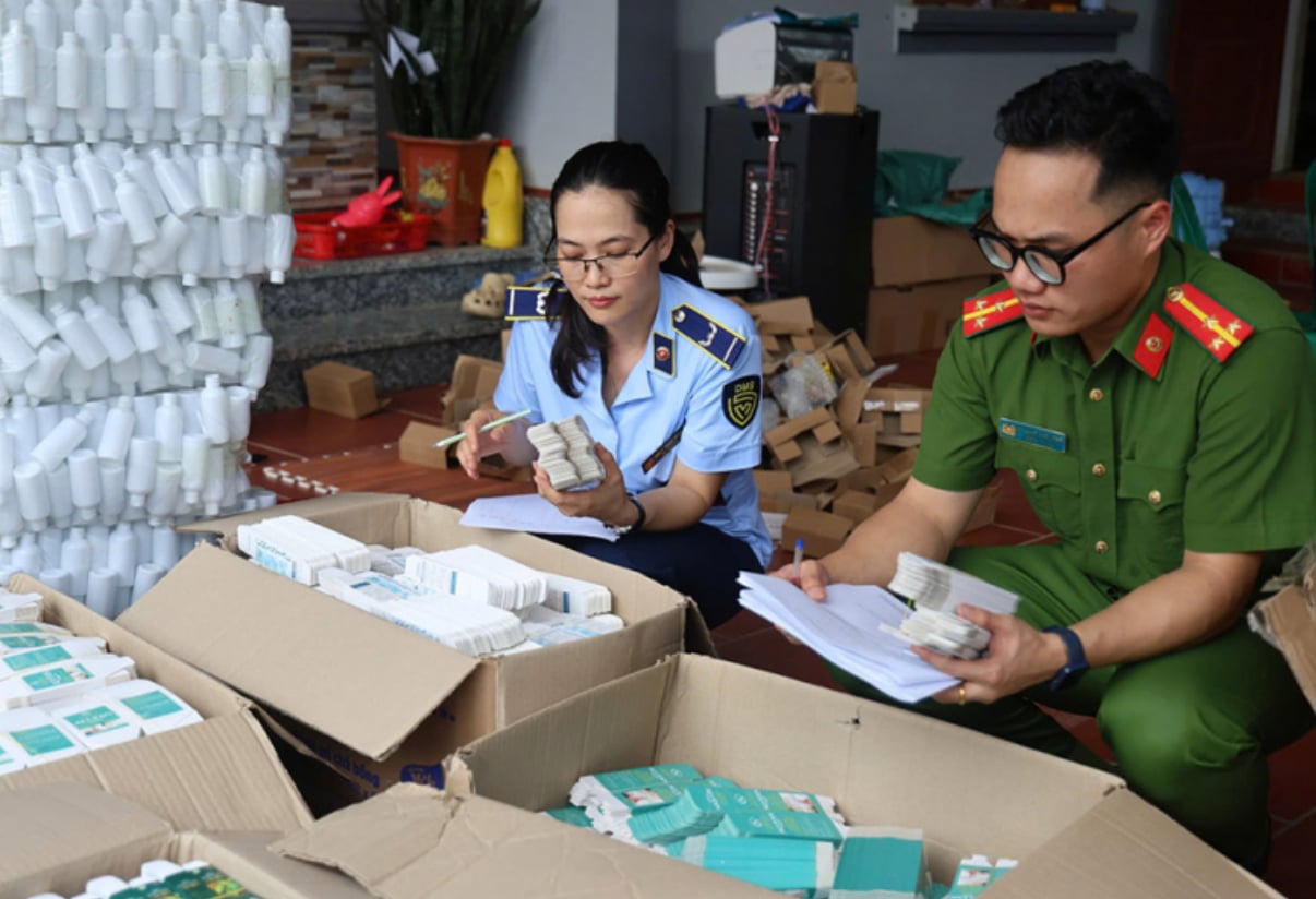 Trong bối cảnh thị trường mỹ phẩm ng&agrave;y c&agrave;ng cạnh tranh v&agrave; cơ quan chức năng siết chặt kh&acirc;u hậu kiểm, l&agrave;n s&oacute;ng doanh nghiệp tự nguyện r&uacute;t phiếu c&ocirc;ng bố sản phẩm c&oacute; thể được xem như động th&aacute;i &ldquo;r&uacute;t ch&acirc;n an to&agrave;n&rdquo;.