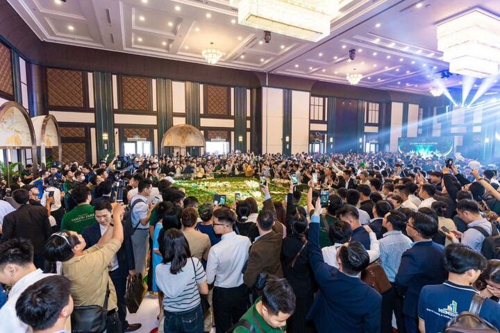 H&agrave;ng ngh&igrave;n kh&aacute;ch h&agrave;ng, nh&agrave; đầu tư &ldquo;vỡ &ograve;a&rdquo; khi Vinhomes S&agrave;i G&ograve;n Park c&ocirc;ng bố gi&aacute; b&aacute;n v&agrave; ch&iacute;nh s&aacute;ch b&aacute;n h&agrave;ng &ldquo;bom tấn&rdquo;, h&ocirc;m 31/5.